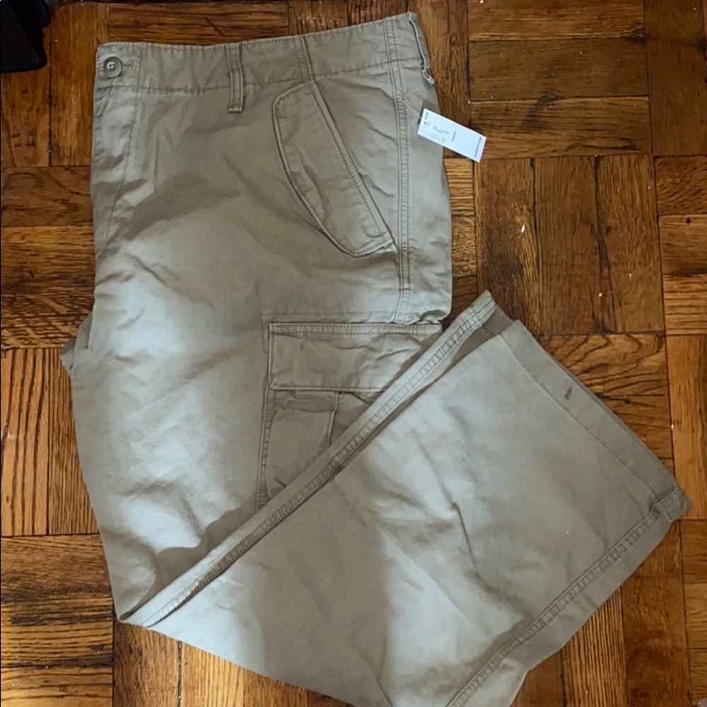 NWT old navy men’s cargo pants size: 44 x 30